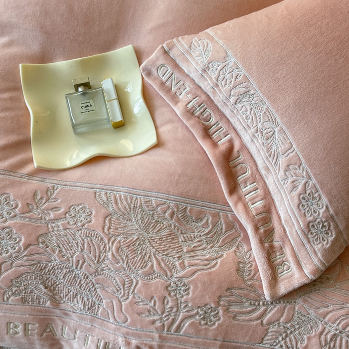 91家纺网 家纺一手货源 找家纺 绒掌柜 2025新款冬季消光级柔滑细腻刺绣牛奶绒四件套（品质版权有买家秀）—清悦系列 玉颜粉