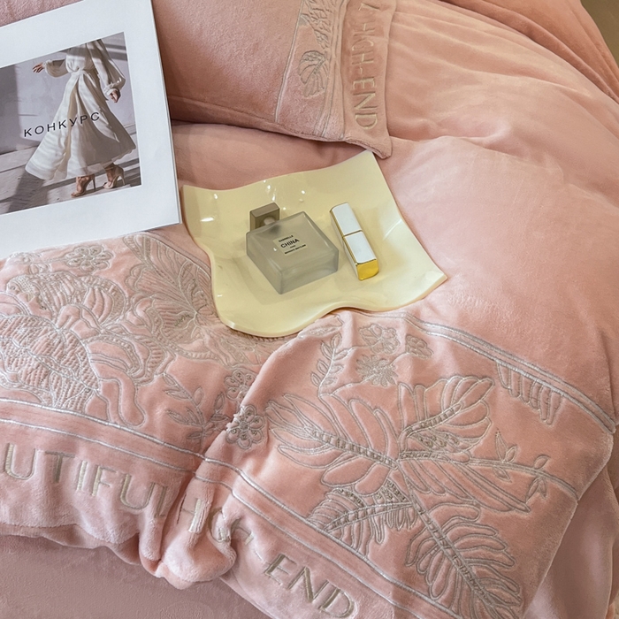 91家纺网 家纺一手货源 找家纺 绒掌柜 2025新款冬季消光级柔滑细腻刺绣牛奶绒四件套（品质版权有买家秀）—清悦系列 玉颜粉