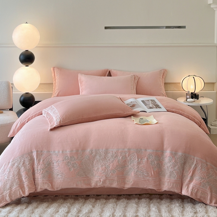 91家纺网 家纺一手货源 找家纺 绒掌柜 2025新款冬季消光级柔滑细腻刺绣牛奶绒四件套（品质版权有买家秀）—清悦系列 玉颜粉