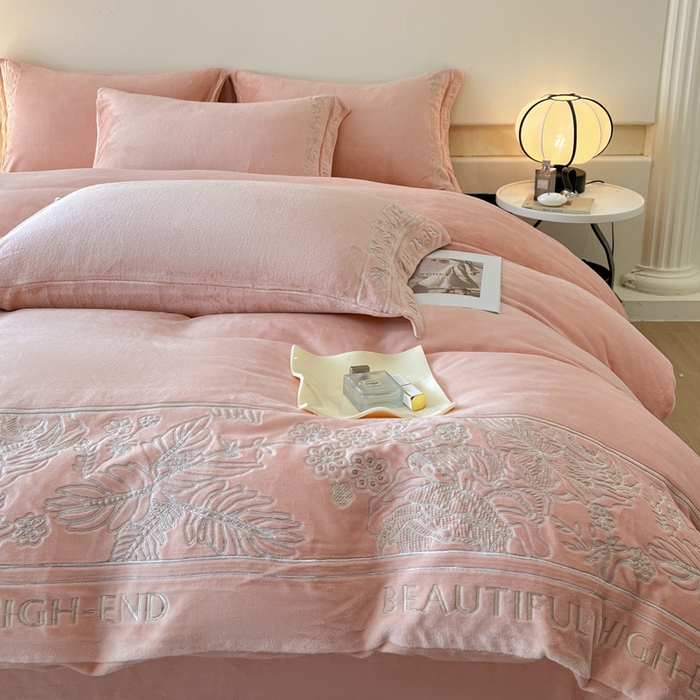 91家纺网 家纺一手货源 找家纺 绒掌柜 2025新款冬季消光级柔滑细腻刺绣牛奶绒四件套（品质版权有买家秀）—清悦系列 玉颜粉