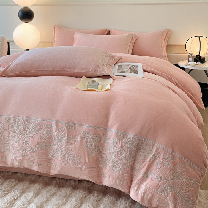 91家纺网 家纺一手货源 找家纺 绒掌柜 2025新款冬季消光级柔滑细腻刺绣牛奶绒四件套（品质版权有买家秀）—清悦系列 玉颜粉
