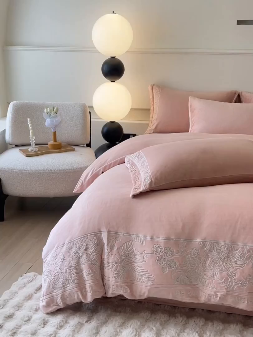 91家纺网 家纺一手货源 找家纺 绒掌柜 2025新款冬季消光级柔滑细腻刺绣牛奶绒四件套（品质版权有买家秀）—清悦系列 玉颜粉