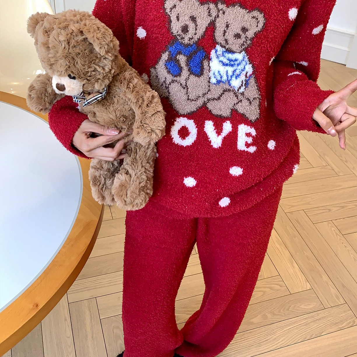 91家纺网 家纺一手货源 找家纺 妍景家居生活馆 2025新款半边绒-暖熊伙伴套装 枣红波点