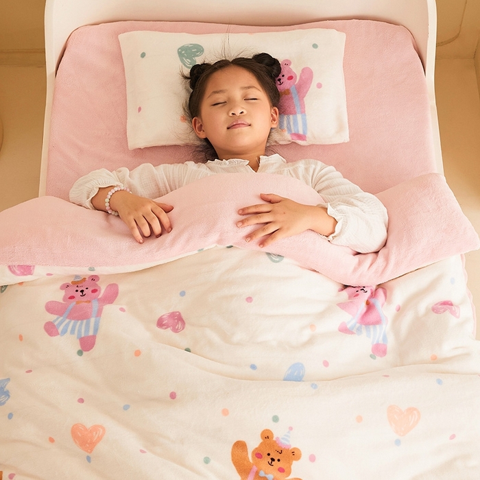 91家纺网 家纺一手货源 找家纺 嗨生活 2025新款牛奶绒多功能儿童盖毯式可脱卸被套大豆被芯幼儿园被子 儿童被子 爱心小熊