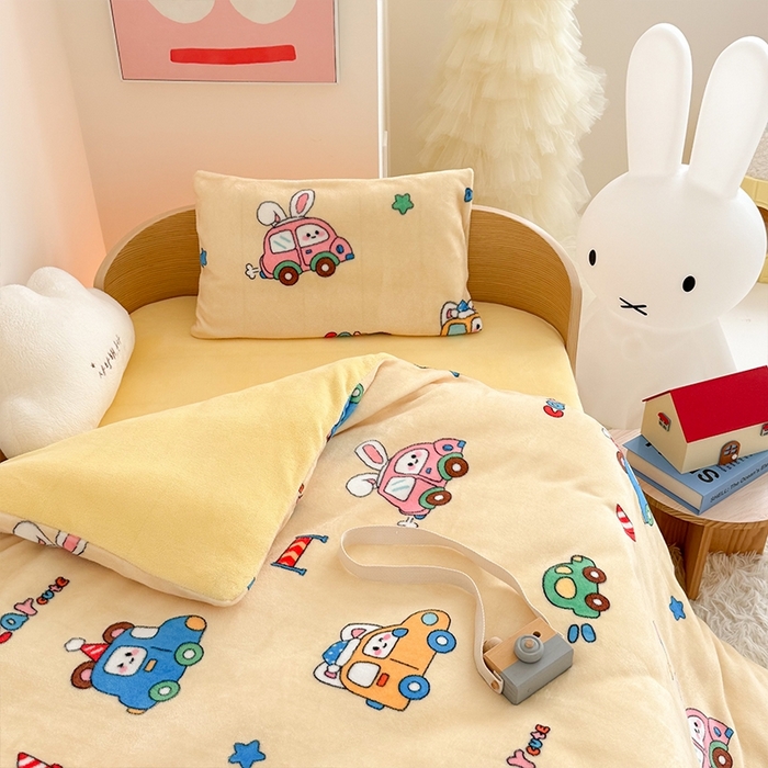 91家纺网 家纺一手货源 找家纺 嗨生活 2025新款牛奶绒多功能儿童盖毯式可脱卸被套大豆被芯幼儿园被子 儿童被子 巴士汽车