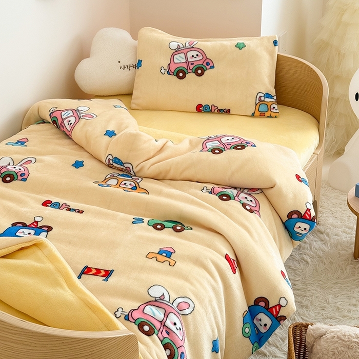 91家纺网 家纺一手货源 找家纺 嗨生活 2025新款牛奶绒多功能儿童盖毯式可脱卸被套大豆被芯幼儿园被子 儿童被子 巴士汽车