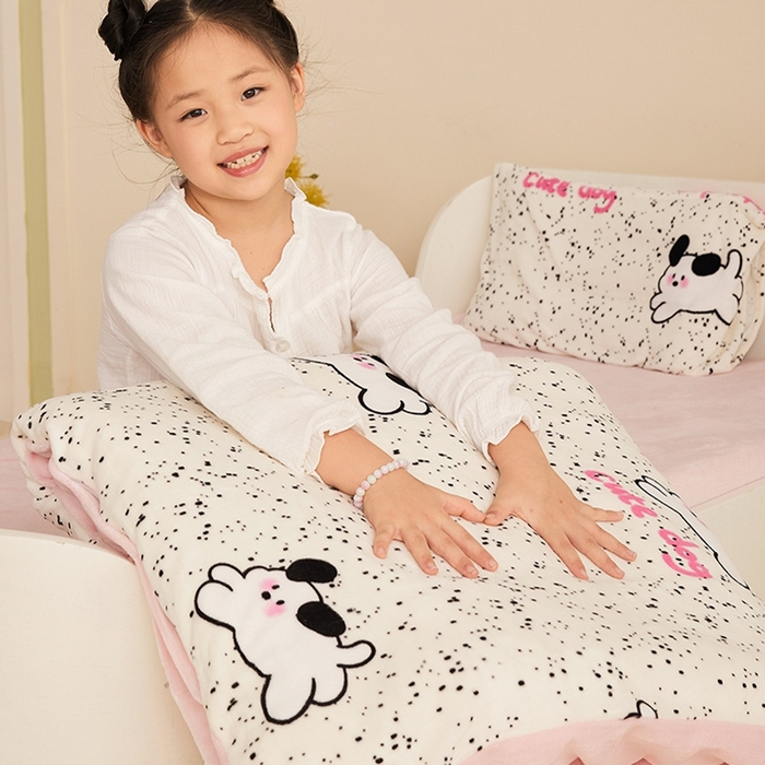 91家纺网 家纺一手货源 找家纺 嗨生活 2025新款牛奶绒多功能儿童盖毯式可脱卸被套大豆被芯幼儿园被子 儿童被子 斑点狗狗