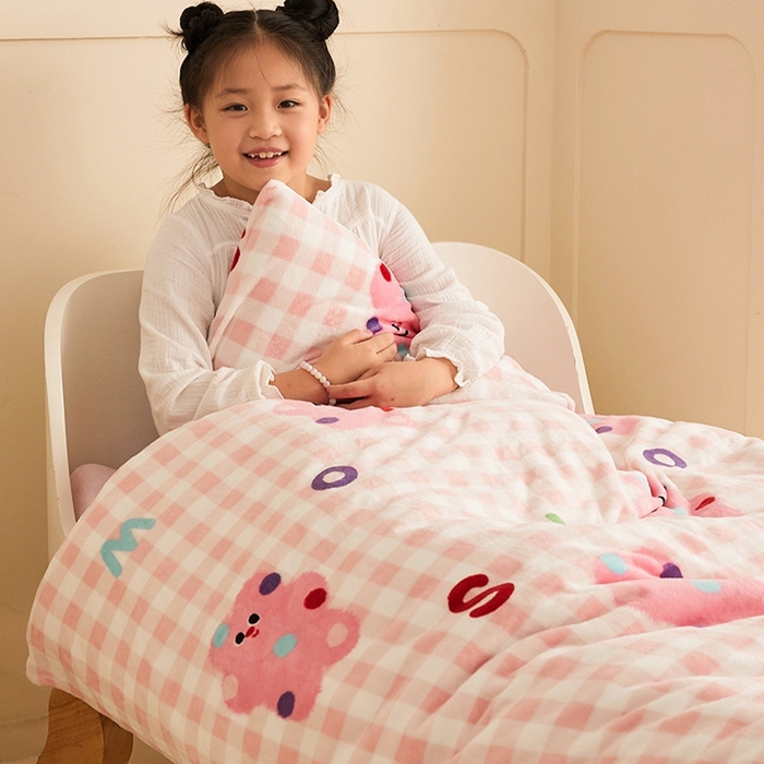 91家纺网 家纺一手货源 找家纺 嗨生活 2025新款牛奶绒多功能儿童盖毯式可脱卸被套大豆被芯幼儿园被子 儿童被子 格子小熊