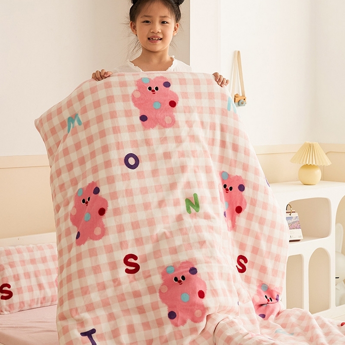 91家纺网 家纺一手货源 找家纺 嗨生活 2025新款牛奶绒多功能儿童盖毯式可脱卸被套大豆被芯幼儿园被子 儿童被子 格子小熊