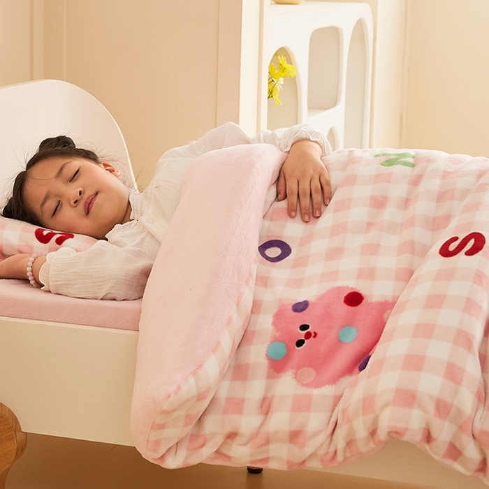 91家纺网 家纺一手货源 找家纺 嗨生活 2025新款牛奶绒多功能儿童盖毯式可脱卸被套大豆被芯幼儿园被子 儿童被子 格子小熊