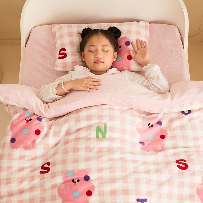91家纺网 家纺一手货源 找家纺 嗨生活 2025新款牛奶绒多功能儿童盖毯式可脱卸被套大豆被芯幼儿园被子 儿童被子 格子小熊