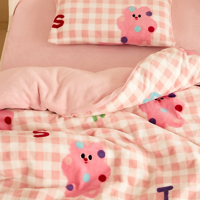91家纺网 家纺一手货源 找家纺 嗨生活 2025新款牛奶绒多功能儿童盖毯式可脱卸被套大豆被芯幼儿园被子 儿童被子 格子小熊