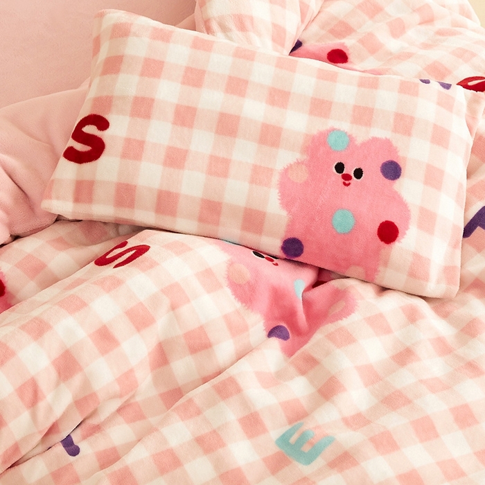 91家纺网 家纺一手货源 找家纺 嗨生活 2025新款牛奶绒多功能儿童盖毯式可脱卸被套大豆被芯幼儿园被子 儿童被子 格子小熊