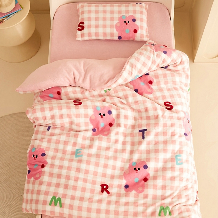 91家纺网 家纺一手货源 找家纺 嗨生活 2025新款牛奶绒多功能儿童盖毯式可脱卸被套大豆被芯幼儿园被子 儿童被子 格子小熊