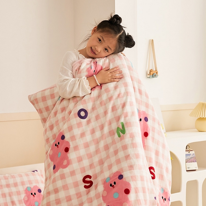 91家纺网 家纺一手货源 找家纺 嗨生活 2025新款牛奶绒多功能儿童盖毯式可脱卸被套大豆被芯幼儿园被子 儿童被子 格子小熊