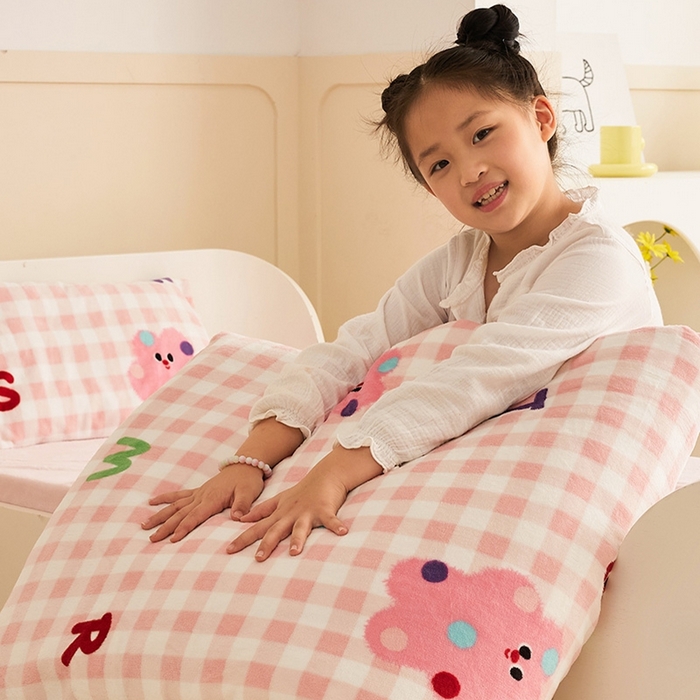 91家纺网 家纺一手货源 找家纺 嗨生活 2025新款牛奶绒多功能儿童盖毯式可脱卸被套大豆被芯幼儿园被子 儿童被子 格子小熊