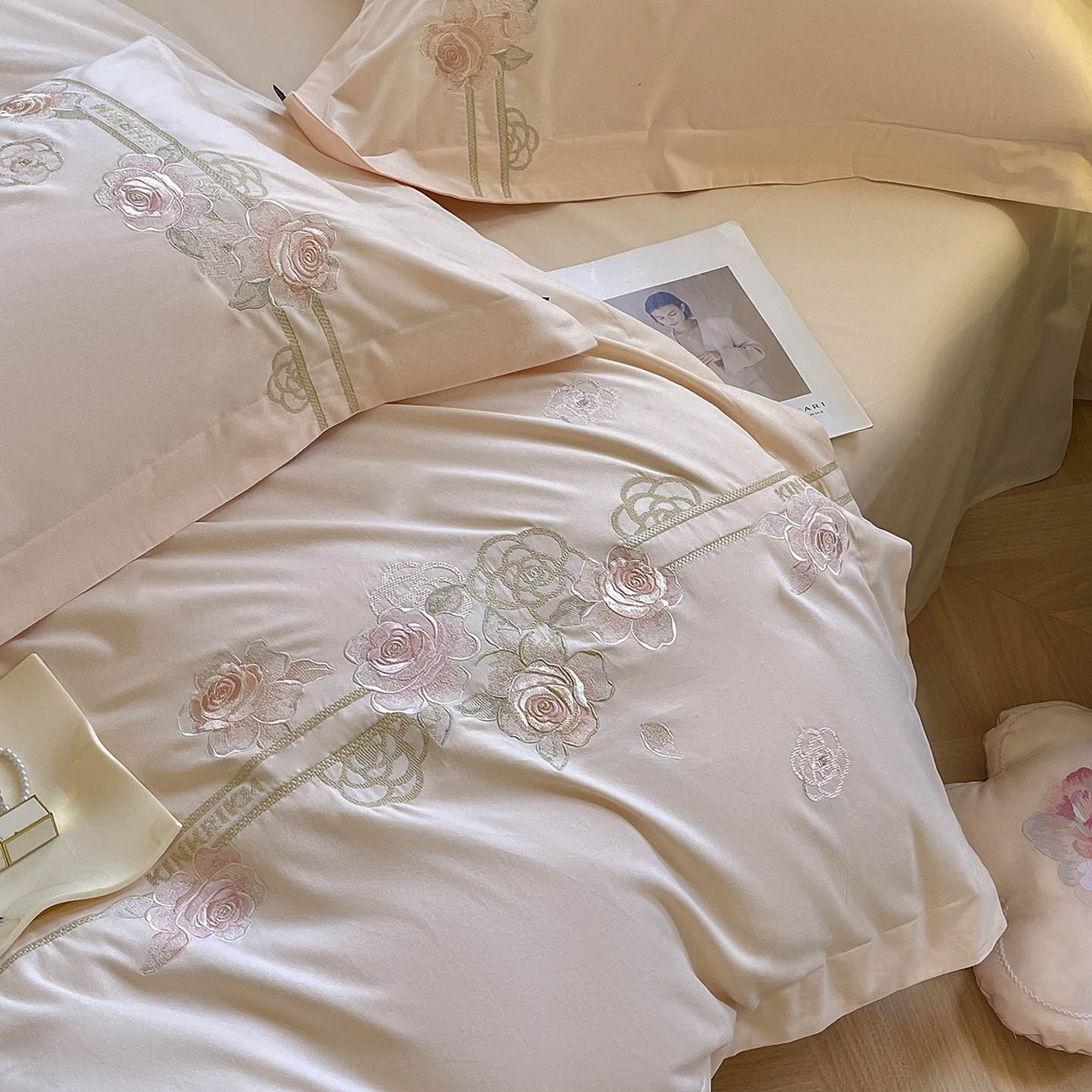 91家纺网 家纺一手货源 找家纺  秋冬季爆款A类加厚保暖全棉磨毛四件套纯棉被套重工刺绣床笠款轻奢高端床上用品 温莎-白桃