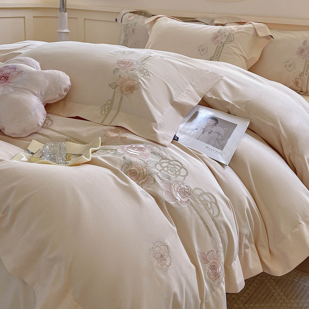 91家纺网 家纺一手货源 找家纺  秋冬季爆款A类加厚保暖全棉磨毛四件套纯棉被套重工刺绣床笠款轻奢高端床上用品 温莎-白桃