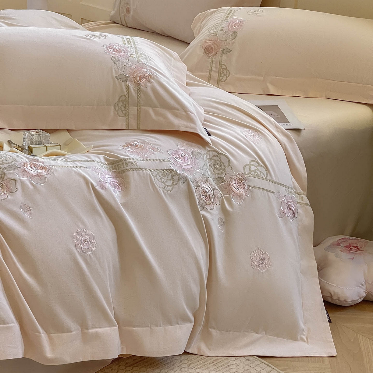 91家纺网 家纺一手货源 找家纺  秋冬季爆款A类加厚保暖全棉磨毛四件套纯棉被套重工刺绣床笠款轻奢高端床上用品 温莎-白桃