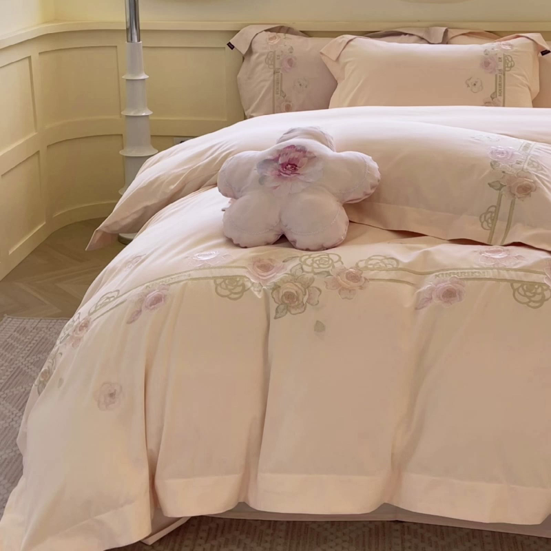 91家纺网 家纺一手货源 找家纺  秋冬季爆款A类加厚保暖全棉磨毛四件套纯棉被套重工刺绣床笠款轻奢高端床上用品 温莎-白桃