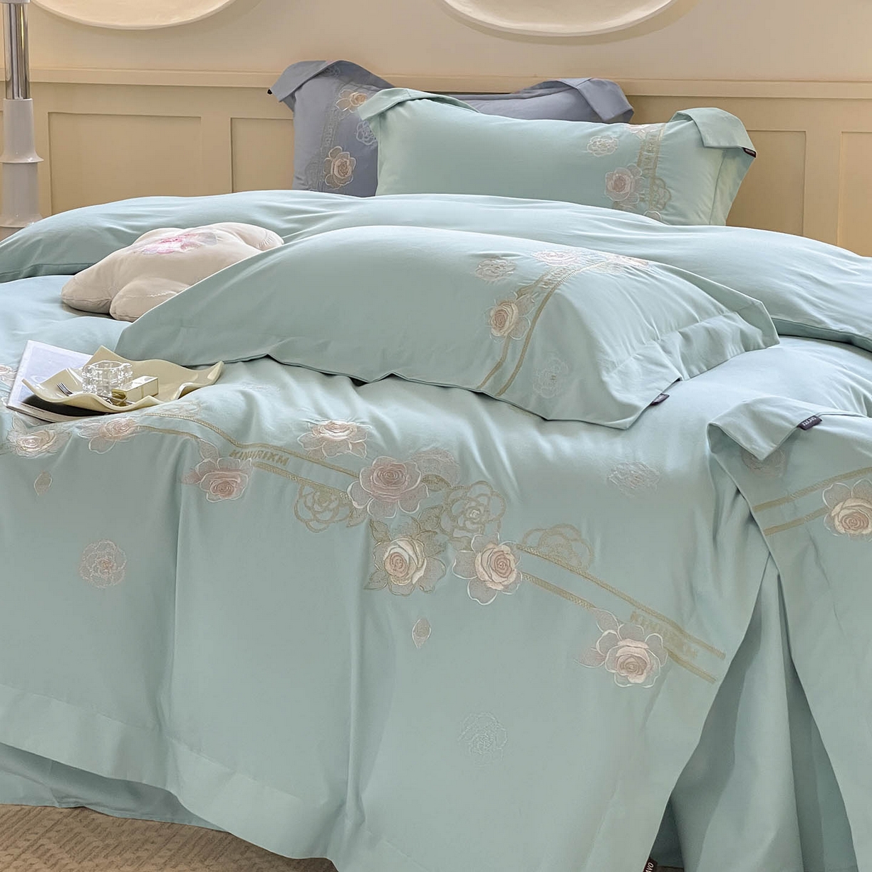 91家纺网 家纺一手货源 找家纺  秋冬季爆款A类加厚保暖全棉磨毛四件套纯棉被套重工刺绣床笠款轻奢高端床上用品 温莎-茶绿