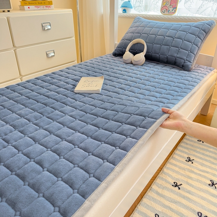 91家纺网 家纺一手货源 找家纺 小叮当家纺仓储工厂店 2025新款牛奶绒夹棉印花床垫学生图 绒床垫-宾利蓝