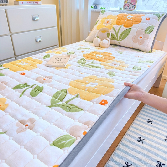 91家纺网 家纺一手货源 找家纺 小叮当家纺仓储工厂店 2025新款牛奶绒夹棉印花床垫学生图 绒床垫-花暖香风黄色