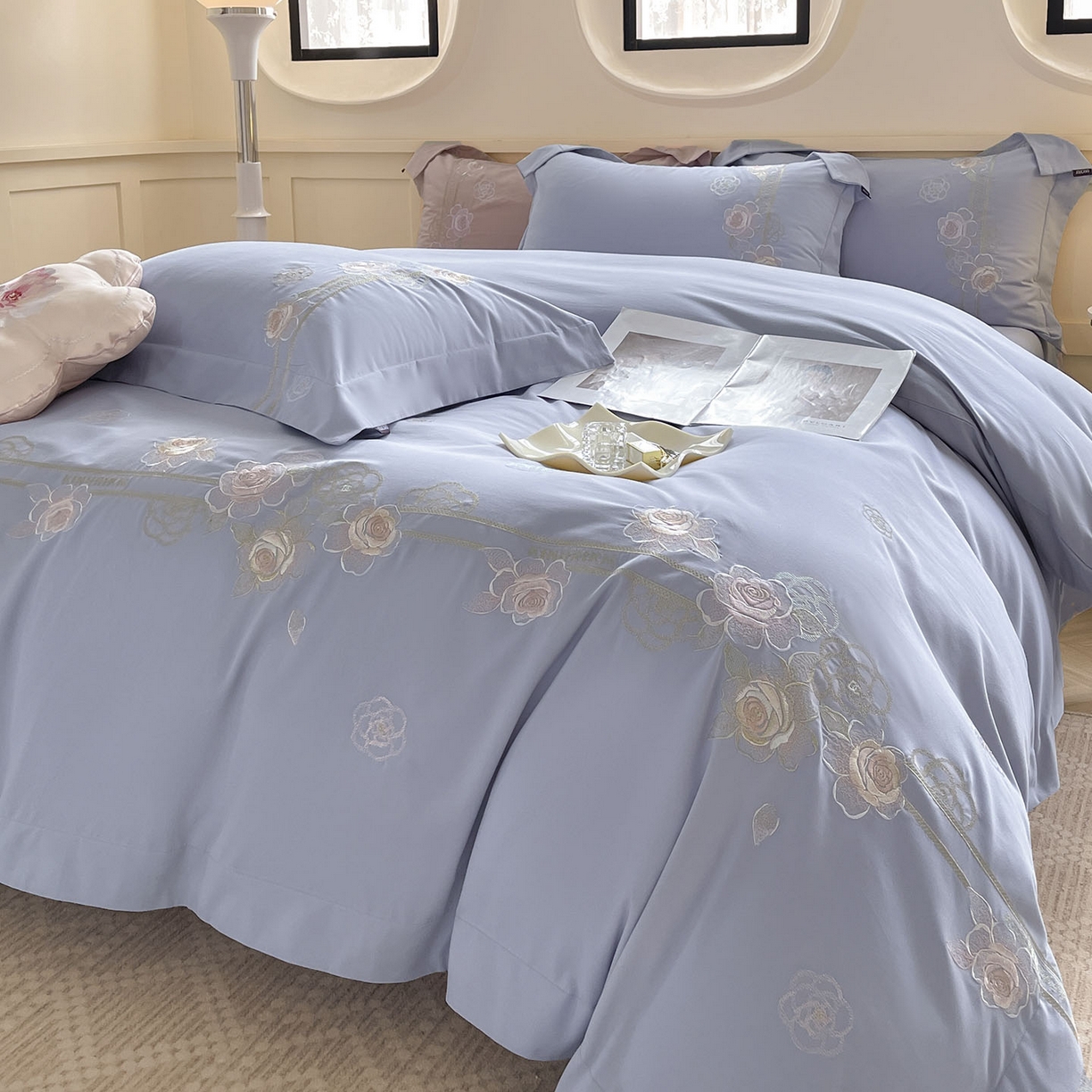 91家纺网 家纺一手货源 找家纺  秋冬季爆款A类加厚保暖全棉磨毛四件套纯棉被套重工刺绣床笠款轻奢高端床上用品 温莎-莓蓝