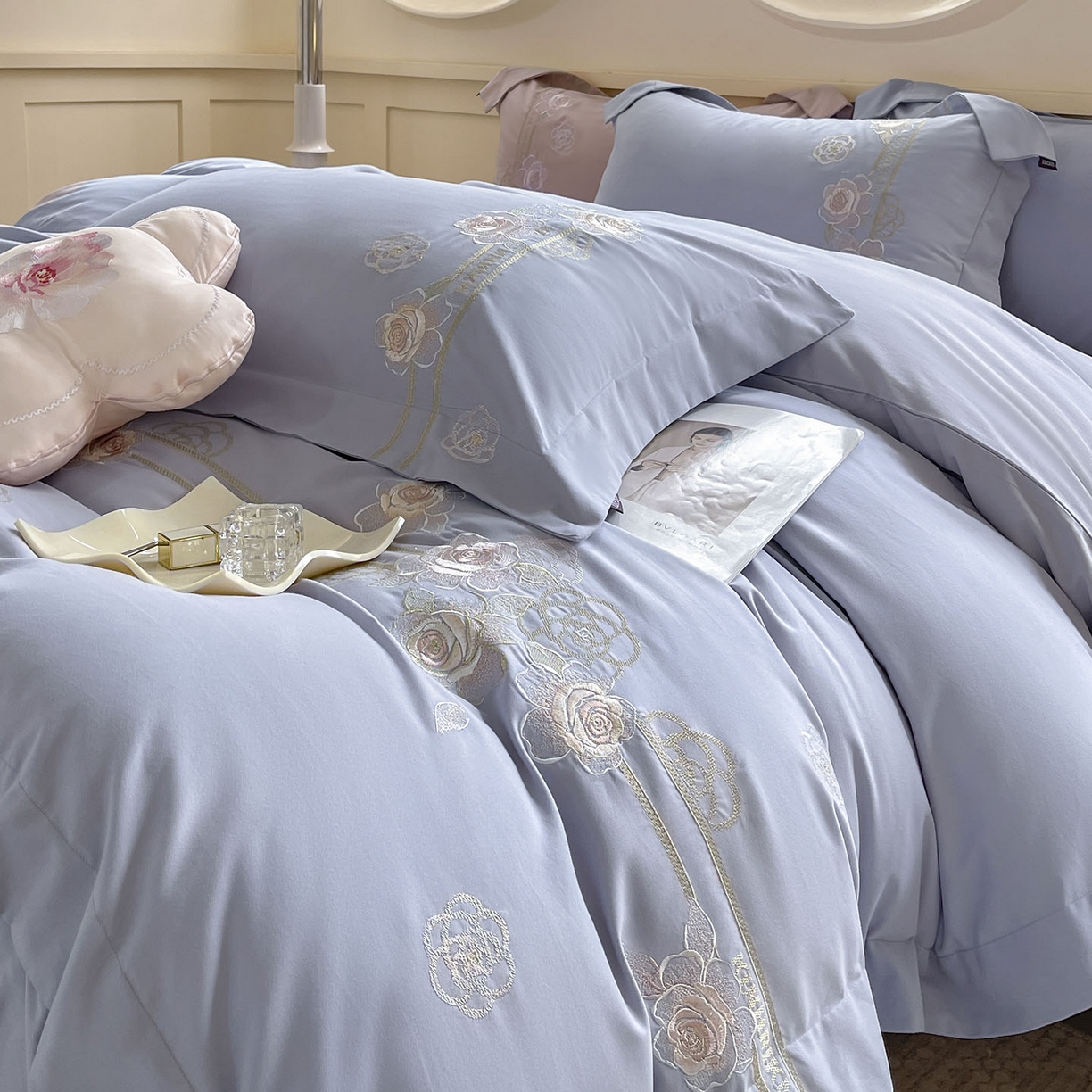 91家纺网 家纺一手货源 找家纺  秋冬季爆款A类加厚保暖全棉磨毛四件套纯棉被套重工刺绣床笠款轻奢高端床上用品 温莎-莓蓝