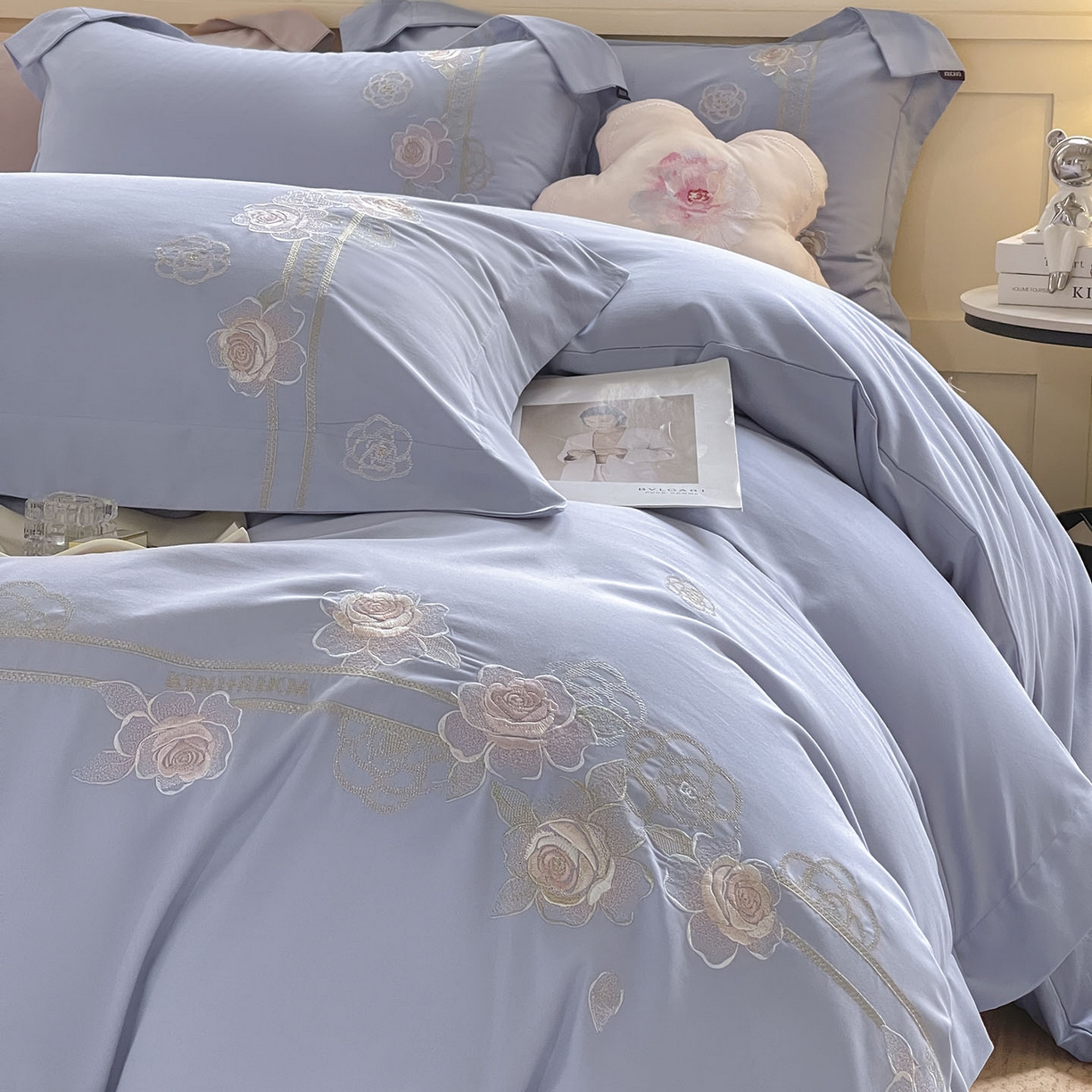 91家纺网 家纺一手货源 找家纺  秋冬季爆款A类加厚保暖全棉磨毛四件套纯棉被套重工刺绣床笠款轻奢高端床上用品 温莎-莓蓝