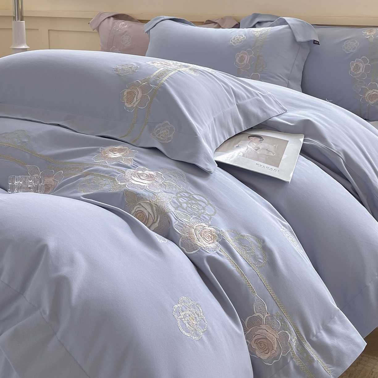 91家纺网 家纺一手货源 找家纺  秋冬季爆款A类加厚保暖全棉磨毛四件套纯棉被套重工刺绣床笠款轻奢高端床上用品 温莎-莓蓝