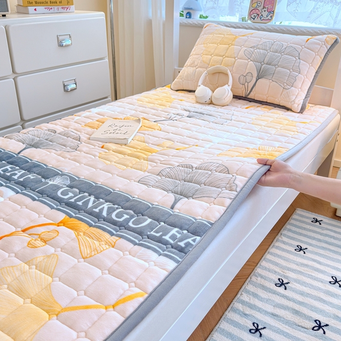 91家纺网 家纺一手货源 找家纺 小叮当家纺仓储工厂店 2025新款牛奶绒夹棉印花床垫学生图 绒床垫-流金岁月