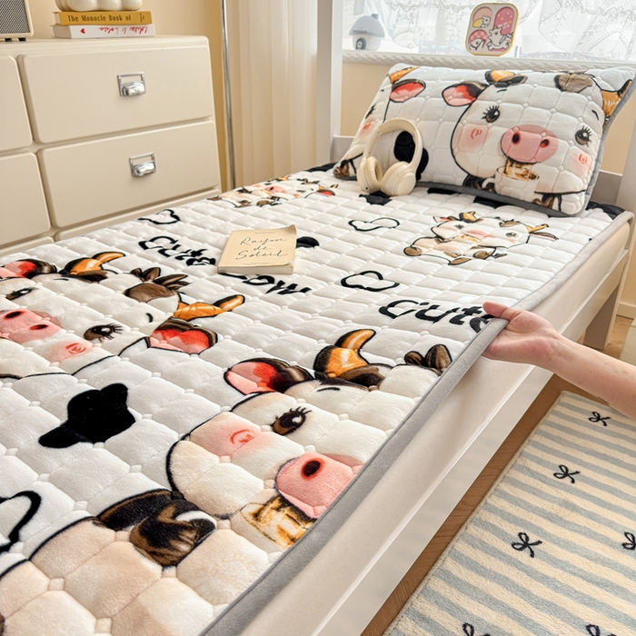 91家纺网 家纺一手货源 找家纺 小叮当家纺仓储工厂店 2025新款牛奶绒夹棉印花床垫学生图 绒床垫-萌小牛