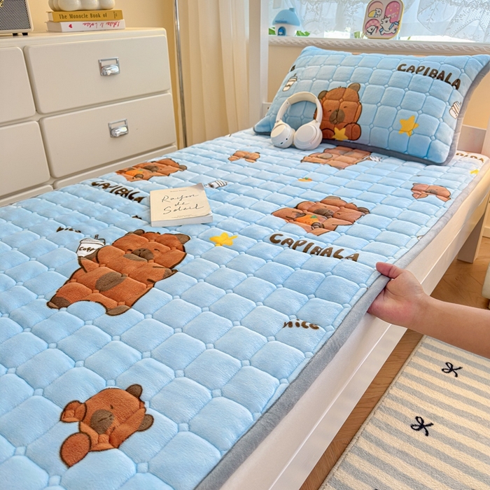 91家纺网 家纺一手货源 找家纺 小叮当家纺仓储工厂店 2025新款牛奶绒夹棉印花床垫学生图 绒床垫-奶茶屯屯蓝色