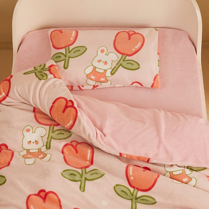 91家纺网 家纺一手货源 找家纺 嗨生活 2025新款牛奶绒多功能儿童盖毯式可脱卸被套大豆被芯幼儿园被子 儿童被子 花间小兔