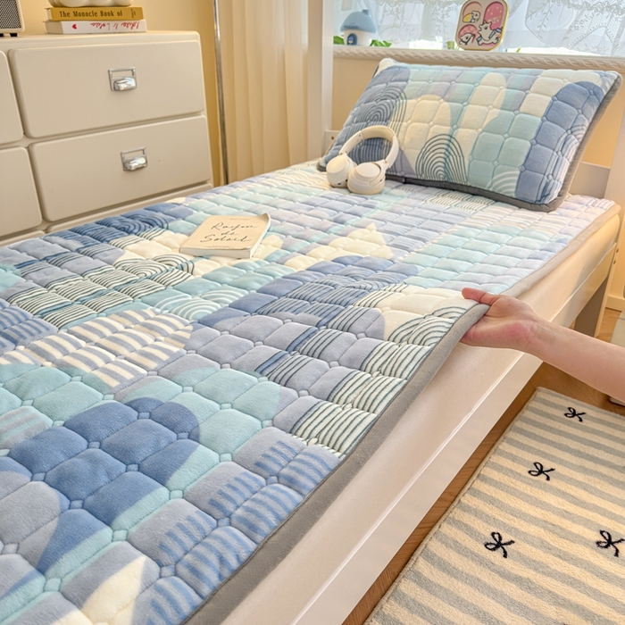 91家纺网 家纺一手货源 找家纺 小叮当家纺仓储工厂店 2025新款牛奶绒夹棉印花床垫学生图 绒床垫-色彩空间