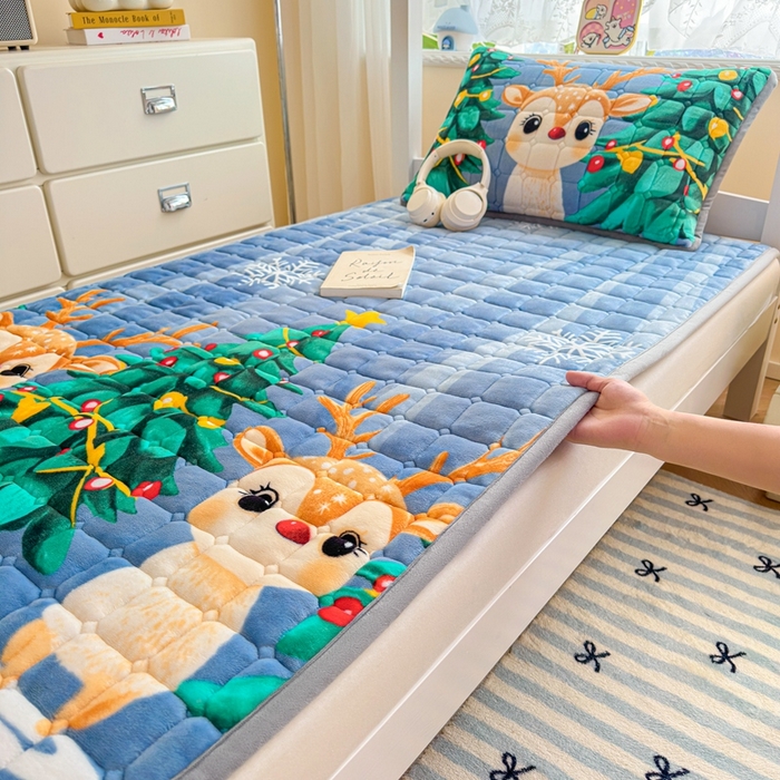 91家纺网 家纺一手货源 找家纺 小叮当家纺仓储工厂店 2025新款牛奶绒夹棉印花床垫学生图 绒床垫-圣诞小鹿蓝色