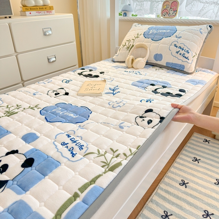 91家纺网 家纺一手货源 找家纺 小叮当家纺仓储工厂店 2025新款牛奶绒夹棉印花床垫学生图 绒床垫-熊猫乐园蓝色