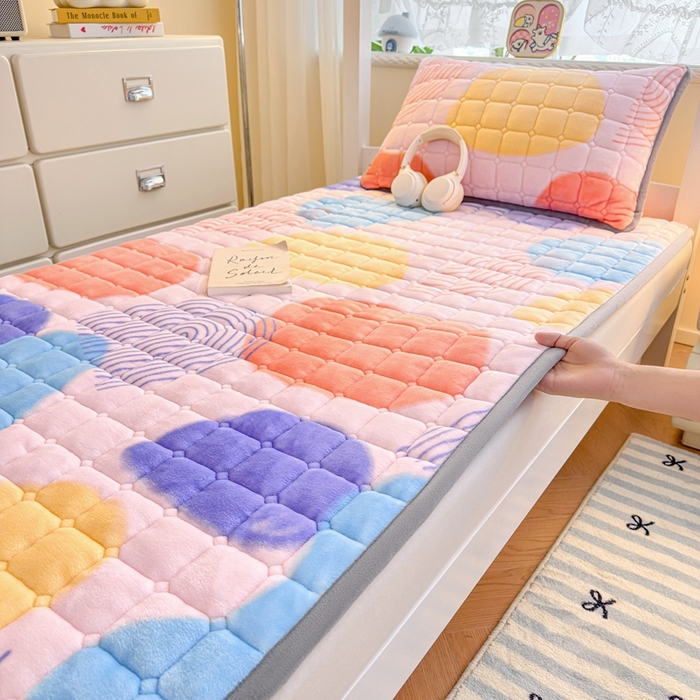 91家纺网 家纺一手货源 找家纺 （总）小叮当家纺仓储工厂店 2025新款牛奶绒夹棉印花床垫学生图