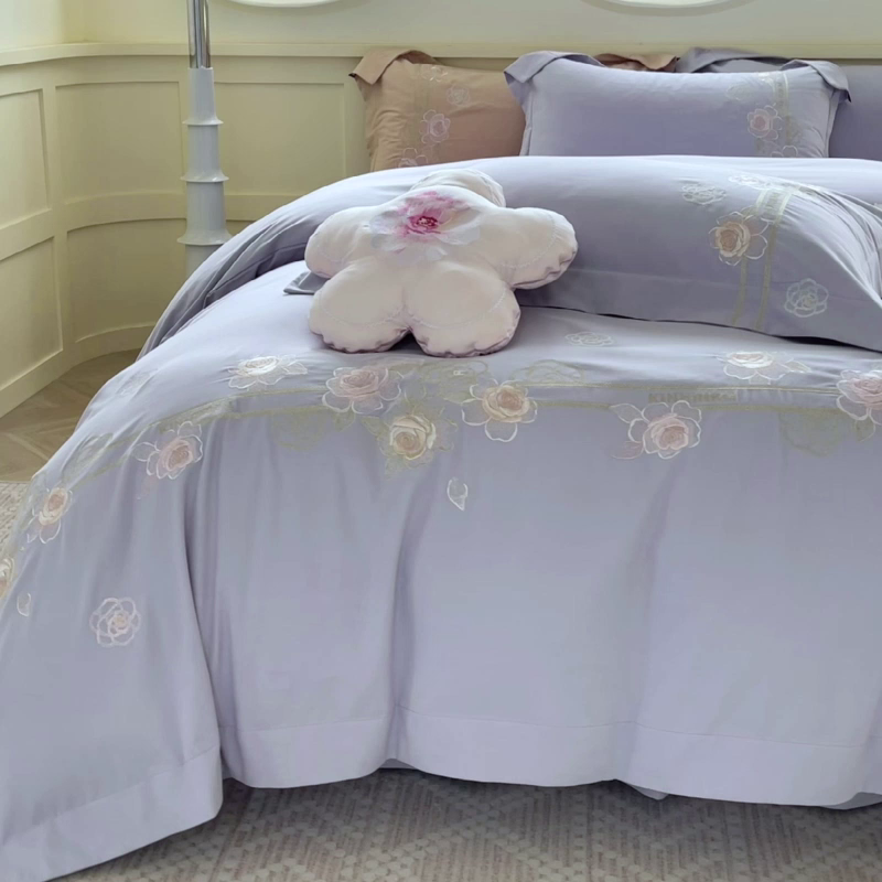 91家纺网 家纺一手货源 找家纺  秋冬季爆款A类加厚保暖全棉磨毛四件套纯棉被套重工刺绣床笠款轻奢高端床上用品 温莎-莓蓝