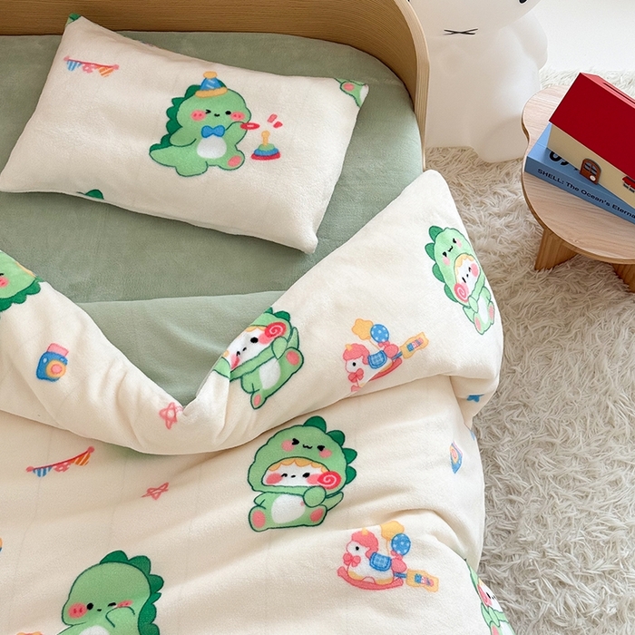 91家纺网 家纺一手货源 找家纺 嗨生活 2025新款牛奶绒多功能儿童盖毯式可脱卸被套大豆被芯幼儿园被子 儿童被子 开心恐龙