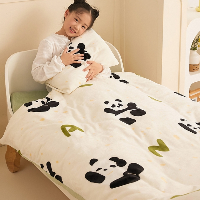 91家纺网 家纺一手货源 找家纺 嗨生活 2025新款牛奶绒多功能儿童盖毯式可脱卸被套大豆被芯幼儿园被子 儿童被子 开心熊猫
