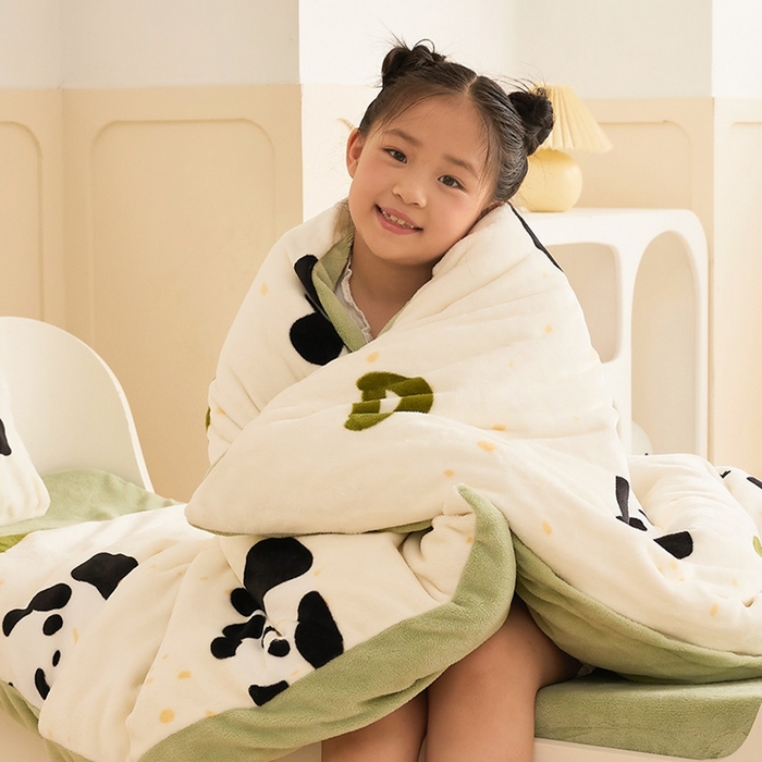 91家纺网 家纺一手货源 找家纺 嗨生活 2025新款牛奶绒多功能儿童盖毯式可脱卸被套大豆被芯幼儿园被子 儿童被子 开心熊猫