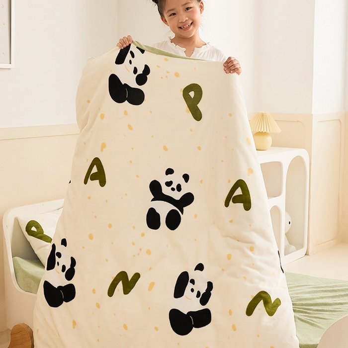 91家纺网 家纺一手货源 找家纺 嗨生活 2025新款牛奶绒多功能儿童盖毯式可脱卸被套大豆被芯幼儿园被子 儿童被子 开心熊猫