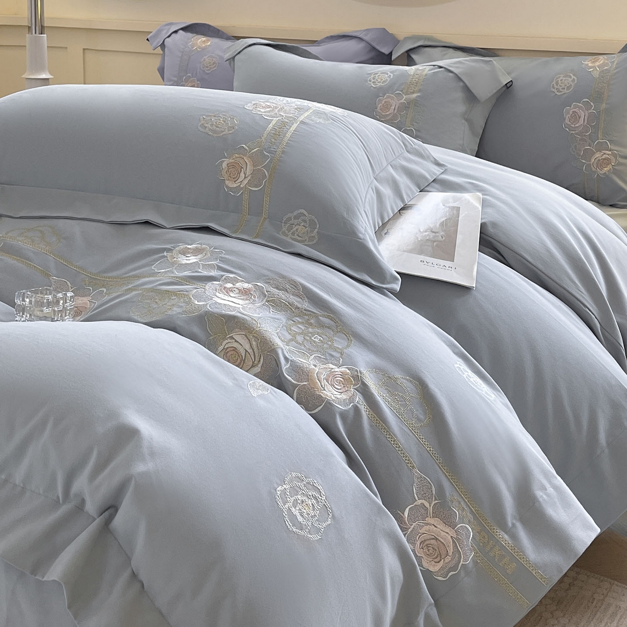 91家纺网 家纺一手货源 找家纺  秋冬季爆款A类加厚保暖全棉磨毛四件套纯棉被套重工刺绣床笠款轻奢高端床上用品 温莎-夜灰