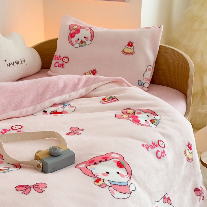 91家纺网 家纺一手货源 找家纺 嗨生活 2025新款牛奶绒多功能儿童盖毯式可脱卸被套大豆被芯幼儿园被子 儿童被子 萌萌小猫