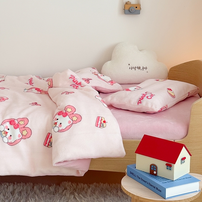 91家纺网 家纺一手货源 找家纺 嗨生活 2025新款牛奶绒多功能儿童盖毯式可脱卸被套大豆被芯幼儿园被子 儿童被子 萌萌小猫