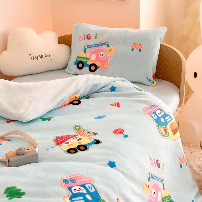 91家纺网 家纺一手货源 找家纺 嗨生活 2025新款牛奶绒多功能儿童盖毯式可脱卸被套大豆被芯幼儿园被子 儿童被子 七彩挖机