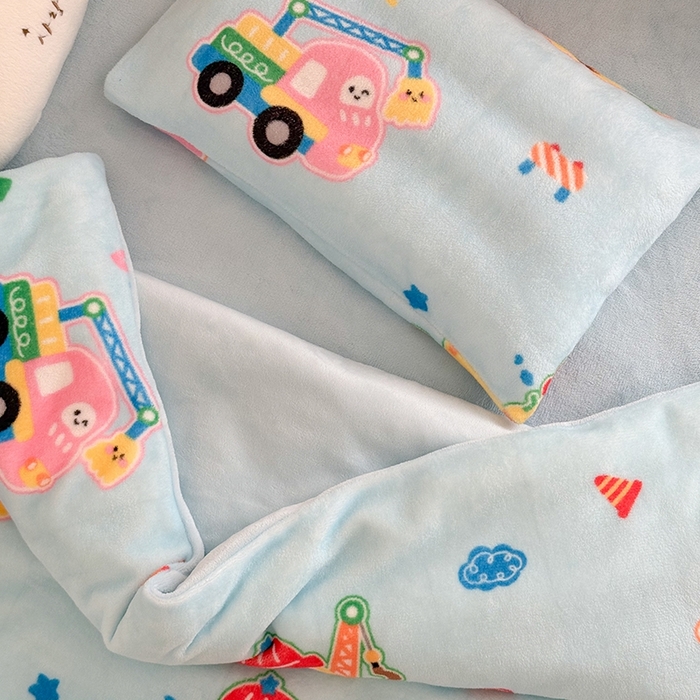 91家纺网 家纺一手货源 找家纺 嗨生活 2025新款牛奶绒多功能儿童盖毯式可脱卸被套大豆被芯幼儿园被子 儿童被子 七彩挖机