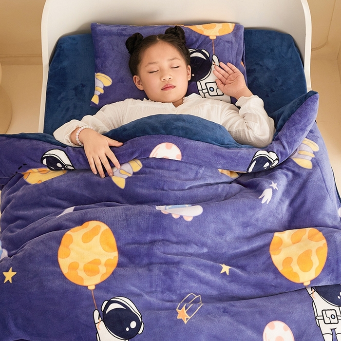 91家纺网 家纺一手货源 找家纺 嗨生活 2025新款牛奶绒多功能儿童盖毯式可脱卸被套大豆被芯幼儿园被子 儿童被子 太空飞船